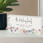 Rustikale Wildblume Familienname und Kindernamen Holzkisten Schild<br><div class="desc">Rustikales Holzkastenschild aus Wildblume personalisiert mit Familiennamen, Kindernamen oder Vornamen und festem Datum. Das Design umfasst wilde Blume in Aquarellland wie Mohn, Daisy, Maisblume, Konflower, Klee und Sedhead. Es ist mit lässiger moderner Schrift und klassischer Typografie versehen. Sie können den Schriftart oder die Hintergrundfarbe in Anzug ändern (klicken Sie auf...</div>