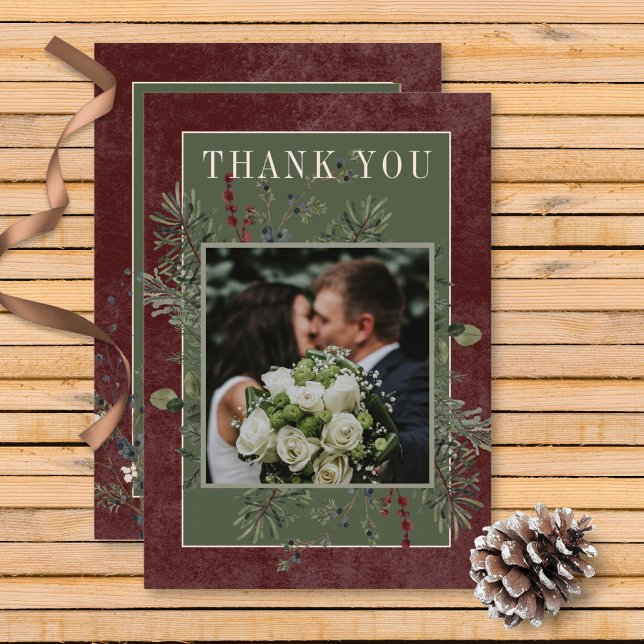 Rustikale Winterbrände & Pine Burgund Hochzeit Dankeskarte (Rustic Winter Berries & Pine Burgundy Wedding Thank You Card)