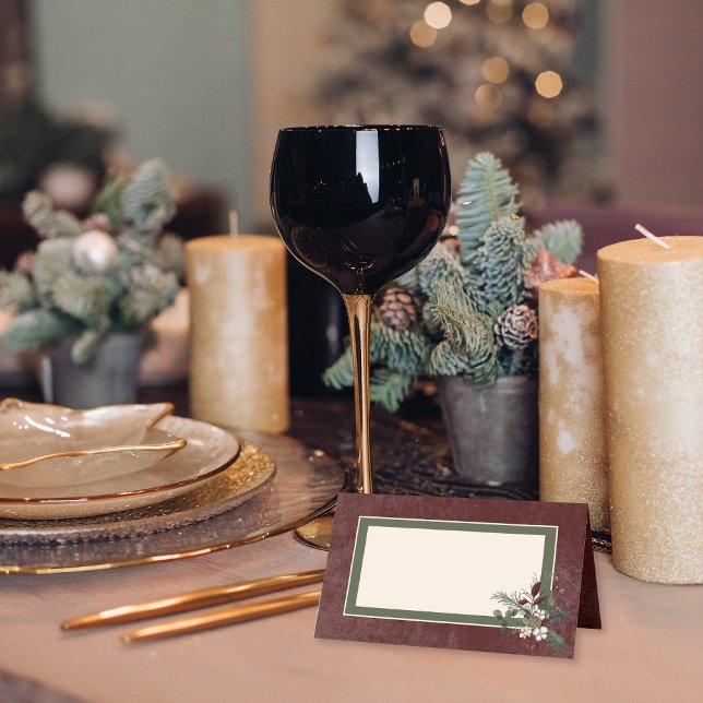 Rustikale Winterbrände & Pine Burgund Hochzeit Platzkarte (Rustic Winter Berries & Pine Burgundy Wedding Place Card)
