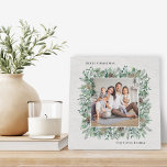Rustikale Wintergärten Foto Wreath Fotoplatte<br><div class="desc">Rustikales,  elegantes Foto-Tafelschild "Frohe Weihnachten" mit einem quadratischen Kranz aus Aquarell umrahmt das Familienbild. Personalisieren Sie Ihre Auswahl an Gruß und Familiennamen.</div>