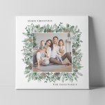 Rustikale Winterlandschaft Familienurlaub Foto Kra Leinwanddruck<br><div class="desc">Rustikales,  elegantes "Frohe Weihnachten" Foto Leinwand Wandkunst Design verfügt über einen quadratischen Kranz der Winterwasserfarbe Grün umrahmt ein Lieblingsfamilienbild. Personalisieren Sie Ihre Auswahl an Gruß und Familiennamen.</div>