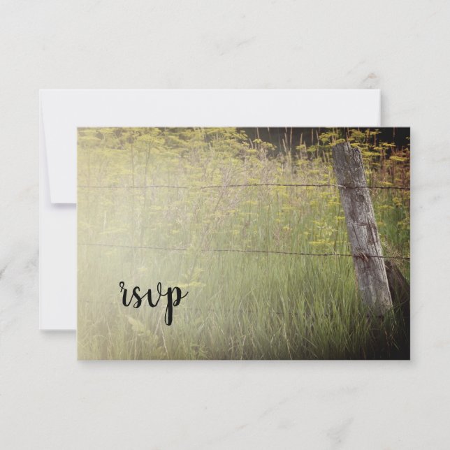 Rustikale Zaun Post und Wildblumen Hochzeit RSVP Karte (Vorderseite)