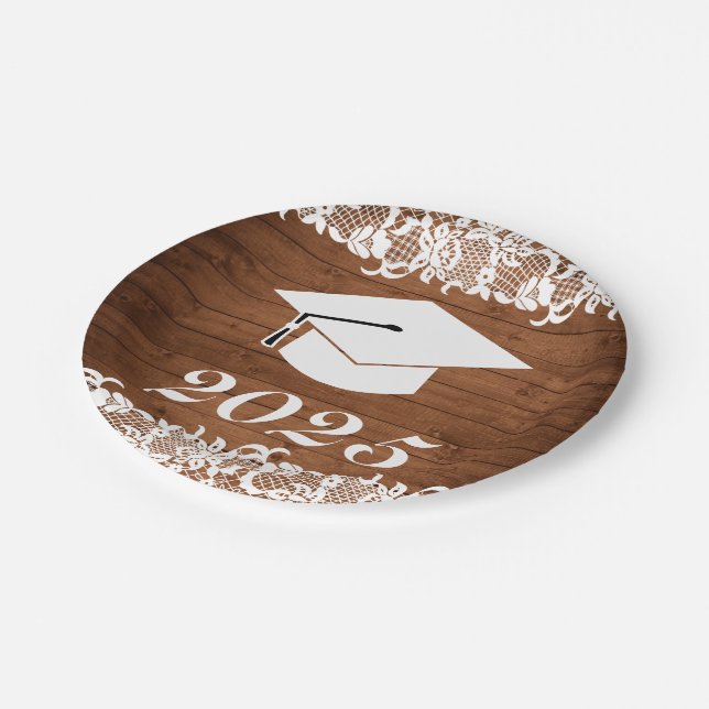 Rustikaler Abschluss aus Holz und Weißspitzen Pappteller (Schrägansicht)