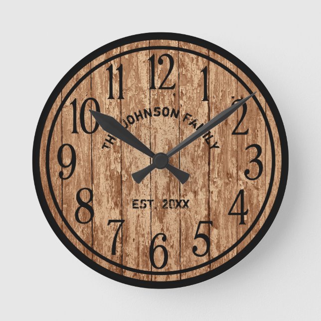 Rustikaler Bauernhof Dunkles Holz Familienname Runde Wanduhr (Vorderseite)