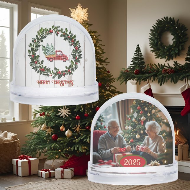 Rustikaler Bauernhof Roter LKW auf Holz Schneekugeln (Von Creator hochgeladen)