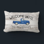 Rustikaler Bauernhof Vintager LKW Familienname Lendenkissen<br><div class="desc">Rustikales Bauernhaus Vintager Stil Vintager Lkw Familienname Lumbar Kissen - Country Kissen mit einem Vintagen blauen LKW-Abholwagen,  der in einem Lorbeer-Kranz Ihren Familienanfänger begleitet. Auch personalisiert mit Ihrem Familiennamen und dem Jahr,  in dem Ihre Zuhause gegründet wurde. Auch auf dunklem Barnwood erhältlich</div>