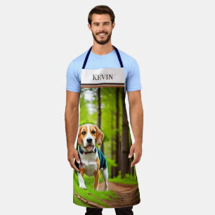 Rustikaler Beagle, der in Wald läuft Schürze