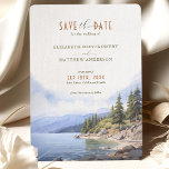 Rustikaler Bergsee Save the Date Card Lake Tahoe Einladung<br><div class="desc">Set die Bühne für Ihre Hochzeit am Bergsee mit unserer Rustikalen Bergsee-Save the Date-Karte, die die ruhige Landschaft des Tahoer Sees schön darstellt. Die Vorderseite ist mit eleganten Typografien in erdigen Tönen von Taupe, Beige und Sandbraun ausgestattet, ergänzt durch eine Aquarellbilderung des unberührten Sees, umgeben von Felsküsten und mächtigen Kiefernbäumen...</div>