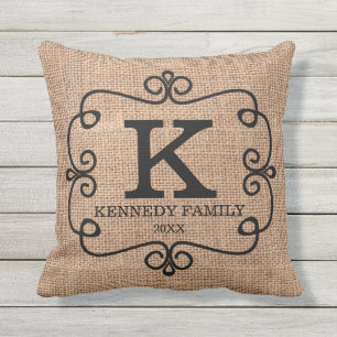 Rustikaler Burlap Familienname Mit Monogramm Kissen Für Draußen