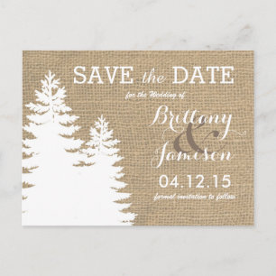 Rustikaler Burlap Pine Trees Winter Save the Date Ankündigungspostkarte