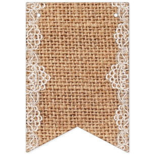 Rustikaler Burlap-Sack mit weißer Spitze. Wimpelkette