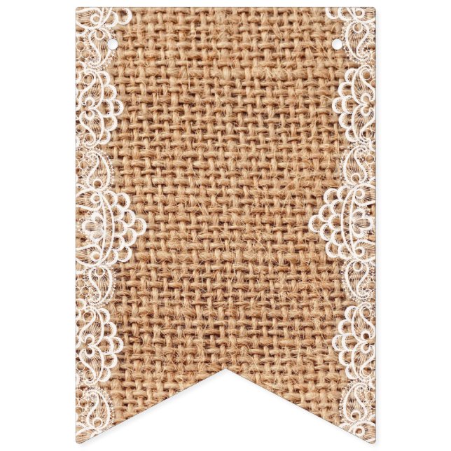 Rustikaler Burlap Sack mit weißer Spitze. Wimpelkette (Erste Fahne)