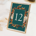 Rustikaler Fall Tischnummer<br><div class="desc">Rustikale Tischnummer. Fügen Sie Ihrem Empfang eine luxuriöse HerbstTouch mit diesen Tischnummern hinzu, die durch das Set von kupfer-farbenen Blätter vor einem tiefen aquamarinen Hintergrund gekennzeichnet ist. Die warme Farbgestaltung mit Akzenten aus Terrakotta, gebrannten Orangen und cremefarbenen Blumen verleiht dem Ganzen einen wunderbar ausgeglichenen Herbstausdruck. Egal ob Sie lange Tische...</div>