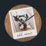 Rustikaler Foto-Rahmen mit quadratischem Instagram Runde Wanduhr<br><div class="desc">Ein Vintages und trendiges Design mit einem Retro-Rahmen, mit dem Sie Ihr Lieblings-Selfie oder Portrait eines Freundes hinzufügen können. Verwenden Sie ein quadratisches Foto, um ein einzigartiges und persönliches Geschenk zu kreieren oder den Hipster Welpen behalten und einen trendigen Sake zu machen. Wenn Sie die Bilder anpassen müssen, klicken Sie...</div>