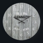 Rustikaler grauer hölzerner Hochzeitstag Große Wanduhr<br><div class="desc">Personalisierte Hochzeitsuhr im rustikalen hölzernen Hintergrund. Die Jahrestagsuhr macht ein ungewöhnliches Geschenk für Paare. Personifizieren Sie die Landartuhr mit Namen und hergestelltem Jahr. Ein perfektes Geschenk für Housewarming auch.</div>