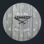 Rustikaler grauer hölzerner Hochzeitstag Große Wanduhr<br><div class="desc">Personalisierte Hochzeitsuhr im rustikalen hölzernen Hintergrund. Die Jahrestagsuhr macht ein ungewöhnliches Geschenk für Paare. Personifizieren Sie die Landartuhr mit Namen und hergestelltem Jahr. Ein perfektes Geschenk für Housewarming auch.</div>