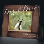 Rustikaler Herr & Mrs. Elegant Script Wedding Foto Fotoplatte<br><div class="desc">Dieses Design verfügt über ein rustikales Holzrahmen aus Imitat und einen eleganten Schriftzeichen. Klicken Sie auf die Schaltfläche Anpassen, um den Text flexibler zu gestalten. Variationen dieses Designs, verschiedene Papiertypen sowie koordinierende Produkte sind in unserem Shop unter zazzle.com/store/doodlelulu erhältlich. Kontaktieren Sie uns, wenn Sie dieses Design für ein bestimmtes Produkt...</div>