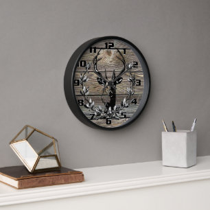Rustikaler Hirschlaubel verlasse alte Holzplatten Uhr