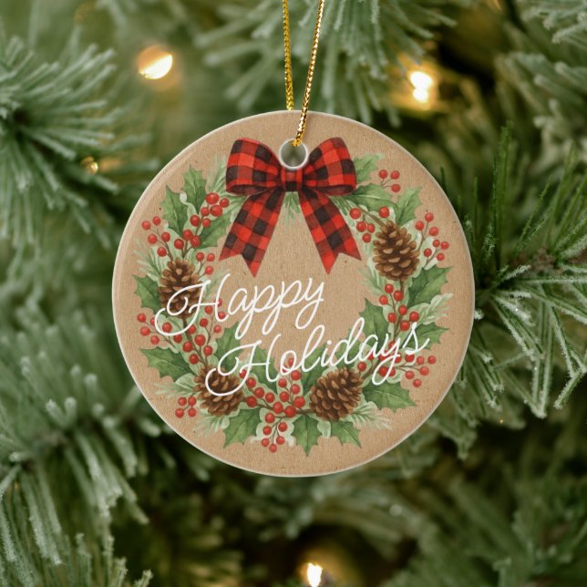 Rustikaler Holly Wreath Red Black Checkered Bow Keramik Ornament (Baum)