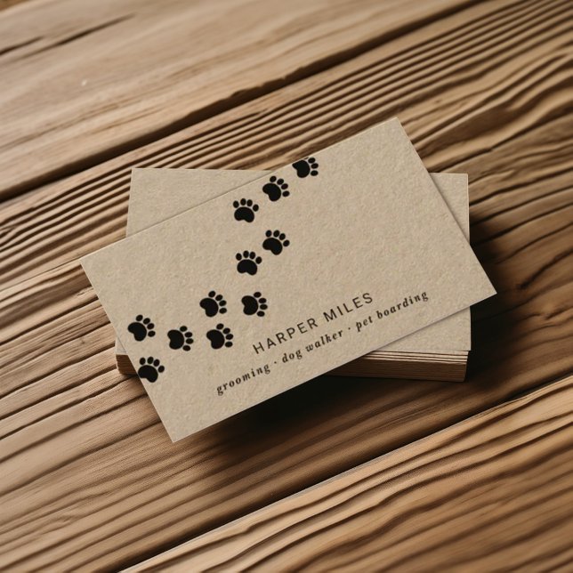 Rustikaler Hundesitterweg Visitenkarte (Rustic professional business card on real brown kraft paper featuring a paw path)