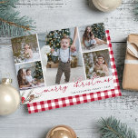 Rustikaler Husten | Holiday Foto Collage Card Feiertagskarte<br><div class="desc">Mit diesen rustikal-schicken Weihnachtsfotokarten mit fünf beliebten Fotos in einer Collage (4 quadratisch und ein Portrait/vertikal). "Frohe Weihnachten" erscheint ganz unten in der Hand mit Schriftzypografie, die mit Kiefern, Beeren und Blume in Rot auf einem bemalten Teig besticht. Personalisieren Sie mit Ihrem Namen(en) und dem Jahr am unteren Ende. Karten...</div>