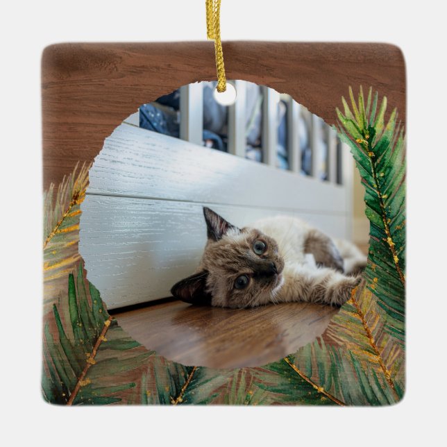 Rustikaler Kiefernzweig Pet's erster Weihnachtssaf Keramikornament (Vorderseite)