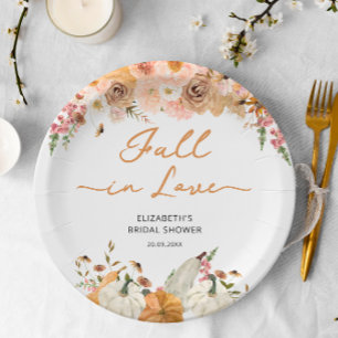 Rustikaler Kürbis verliebt sich in Pappteller