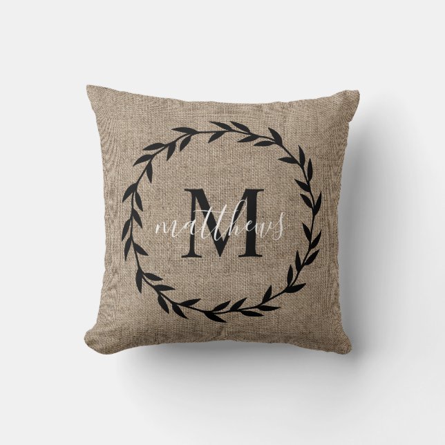 Rustikaler Laurel Wreath Bauernhof Stil Mit Monogr Kissen (Vorderseite)
