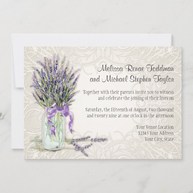 Rustikaler Mason Jar Lace in Lavender Floral Einladung (Vorderseite)