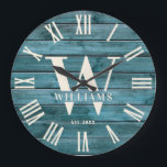Rustikaler Monogram Driftwood-Familienname Große Wanduhr<br><div class="desc">Personalisierter Familienname,  Monogramm und Jahr etabliert Rustic Modern Wall Uhr in einem trendigen Bauernstil Design mit römischer numerischer Uhr Gesicht und türkis grau driftwood plank / shiplap Hintergrund Design. Das ideale Geschenk für Neuvermählte,  Hochzeitsgeschenke,  Hausmädchen oder Großeltern,  oder für eine Zuhause-Übernachtung in Ihrer Strandhütte,  Hütte oder im Landseehaus.</div>