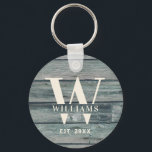 Rustikaler Monogram Driftwood-Familienname Schlüsselanhänger<br><div class="desc">Personalisierter Familienname,  Monogramm und Jahr etabliert Rustic Moderner Schlüsselanhänger in einem trendigen Bauernstil mit türkisfarbenem,  grauem Trittholzplanken / shiplap Hintergrund Design. Perfektes Geschenk für Jungvermählte,  Hochzeitsfeiern oder Hausaufenthalte oder Großeltern,  oder für den Schlüssel Ihrer Strandhütte,  Hütte oder Landhaus.</div>