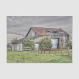 Rustikaler Ohio-Stall unter Sturmwolken Seidenpapier