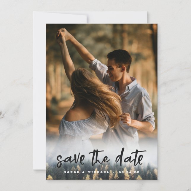 Rustikaler Pinienwald mit Bild Save The Date (Vorderseite)
