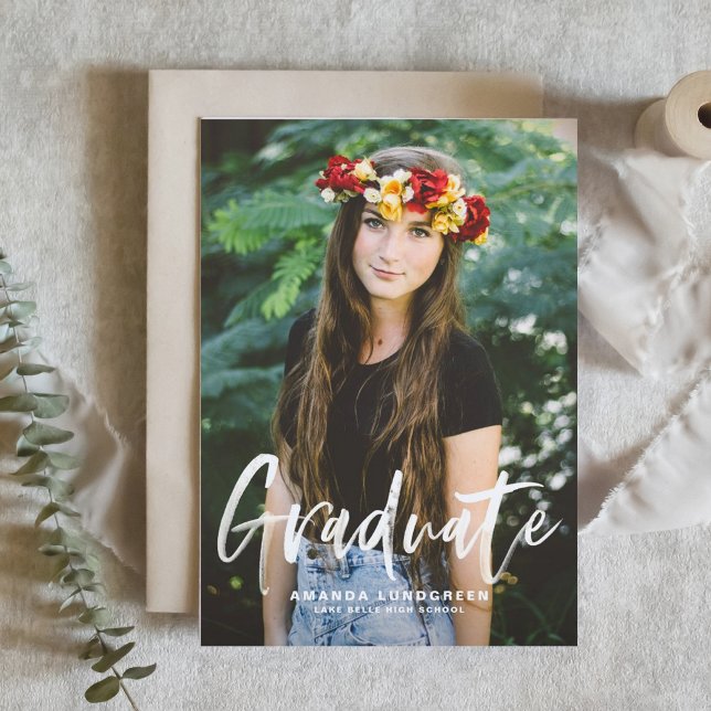 Rustikaler Pinselkalligrafie-Foto Abschluss Ankündigungspostkarte (Customizable photo graduation announcement postcard featuring white brush lettering. )
