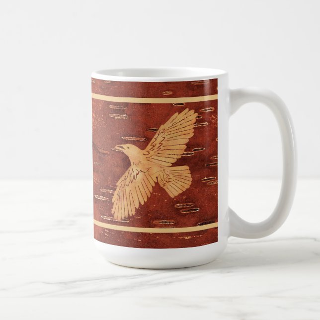 Rustikaler Raven auf der inneren Birkenrinde Kaffeetasse (Rechts)
