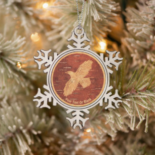 Rustikaler Raven auf der inneren Birkenrinde Schneeflocken Zinn-Ornament