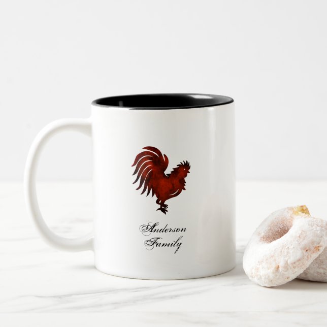 Rustikaler roter Hahn Familienname personalisiert Zweifarbige Tasse (Mit Donut)