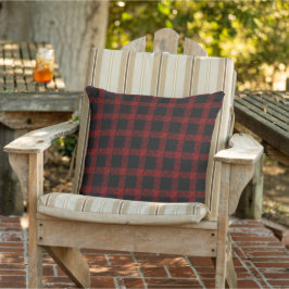 Rustikaler roter und schwarzer Tartan mit geprägte Kissen