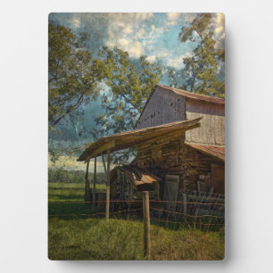 Rustikaler Stall umgeben von Feldern unter einem b Fotoplatte