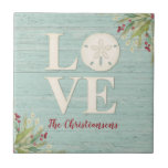 Rustikaler Strand Sand Dollar Fliese<br><div class="desc">Ein Strand Thema Keramik mit dem Wort Liebe, und personalisiert mit Ihrem Namen darunter. Ein Sand-Dollar-Muschel schafft das "o" in der Liebe. Dieser Untersetzer hat einen verwitterten Holzfußboden und die Ecken sind mit Meeresgras geschmückt. Diese Sand-Dollar-Keramik-Fliesen sind eine großartige Ergänzung zu Ihrer Stranddekoration und machen auch ein gutes Geschenk. Entworfen...</div>