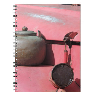 Rustikaler verblaßter roter afrikanischer notizblock