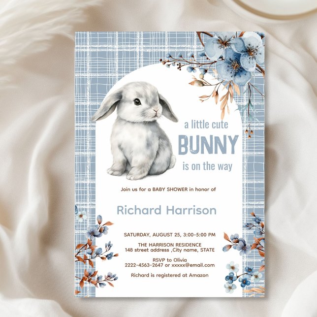 Rustikaler Wald kleine sonnige Babydusche Einladun Einladung (Cute Bunny Baby Shower Invitation Boy | Blue Floral Spring Rabbit Theme)