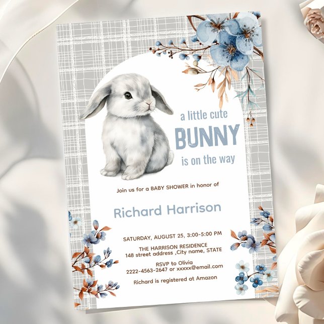 Rustikaler Wald kleine sonnige Babydusche Einladun Einladung (Cute Bunny Baby Shower Invitation Boy | Blue Floral Spring Rabbit Theme)