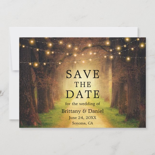 Rustikaler Waldweg Hochzeitszeitslichter Save The Date (Vorderseite)
