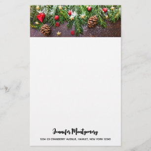 Rustikaler Weihnachtstisch mit Kiefer und Schnee Briefpapier