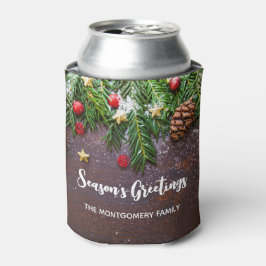 Rustikaler Weihnachtstisch mit Kiefer und Schnee Dosenkühler