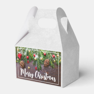 Rustikaler Weihnachtstisch mit Kiefer und Schnee Geschenkschachtel