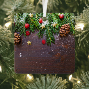 Rustikaler Weihnachtstisch mit Kiefer und Schnee Ornament Aus Metall