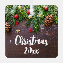 Rustikaler Weihnachtstisch mit Kiefer und Schnee Ornament Aus Metall