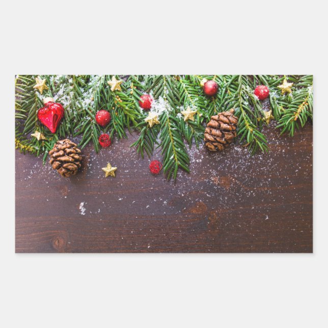 Rustikaler Weihnachtstisch mit Kiefer und Schnee Rechteckiger Aufkleber (Vorderseite)